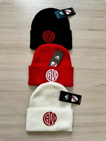 PROMO 3X1! CAMISETA TITULAR + CAMISETA SUPLENTE RIVER 25/26 + GORRO DE LANA MILLONARIO DE REGALO
