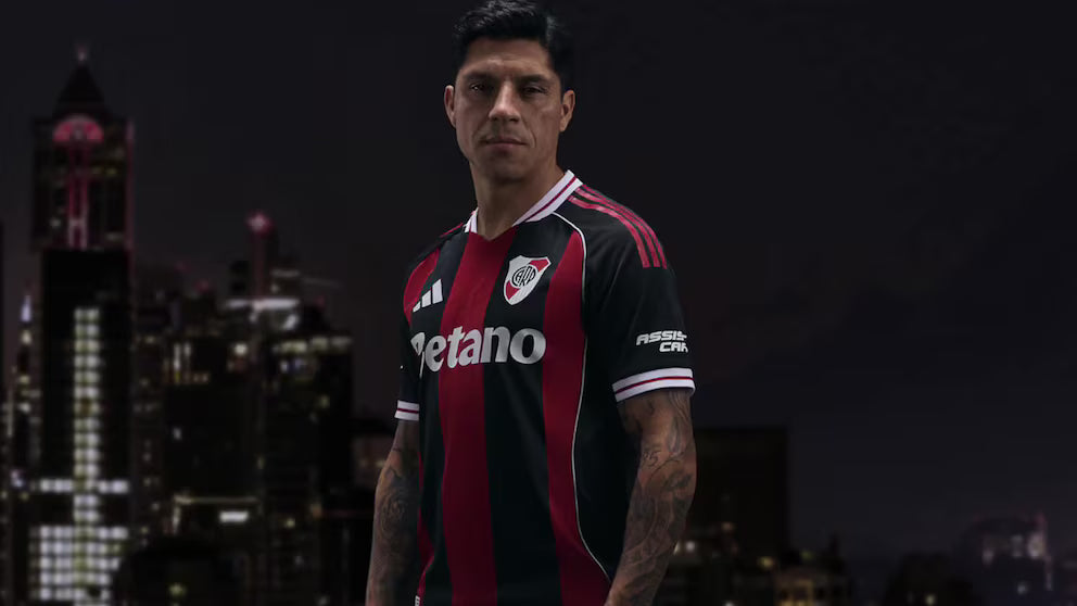 PROMO 3X1! NUEVA CAMISETA TITULAR + CAMISETA SUPLENTE RIVER 25/26 + GORRO DE LANA MILLONARIO DE REGALO